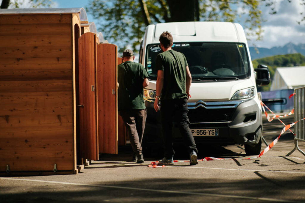 Photo de terra mater Développement entrain de livrer et d'installer des toilettes sèches à Annecy