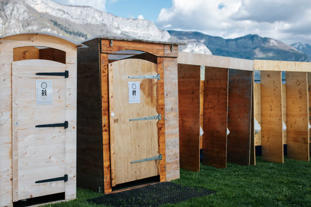 PHOTO DE TOILETTES SÈCHES INSTALLÉES PAR TERRA MATER DÉVELOPPEMENT