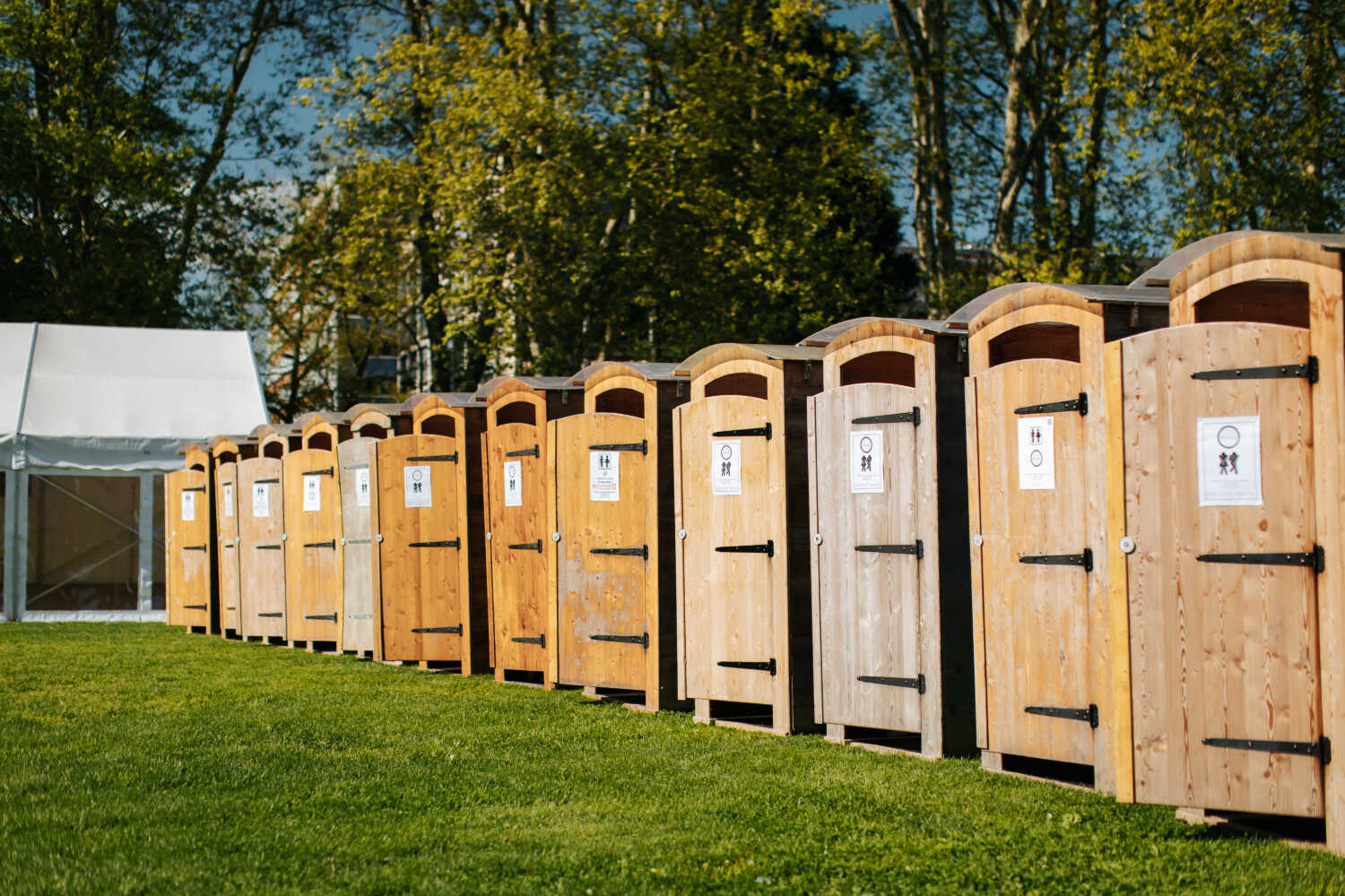 Photo de toilettes sèches louées pour un évènement à Annecy - Terra Mater Développement